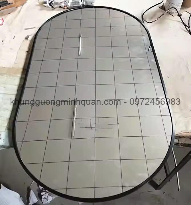 cận cảnh phần khung gương nhôm